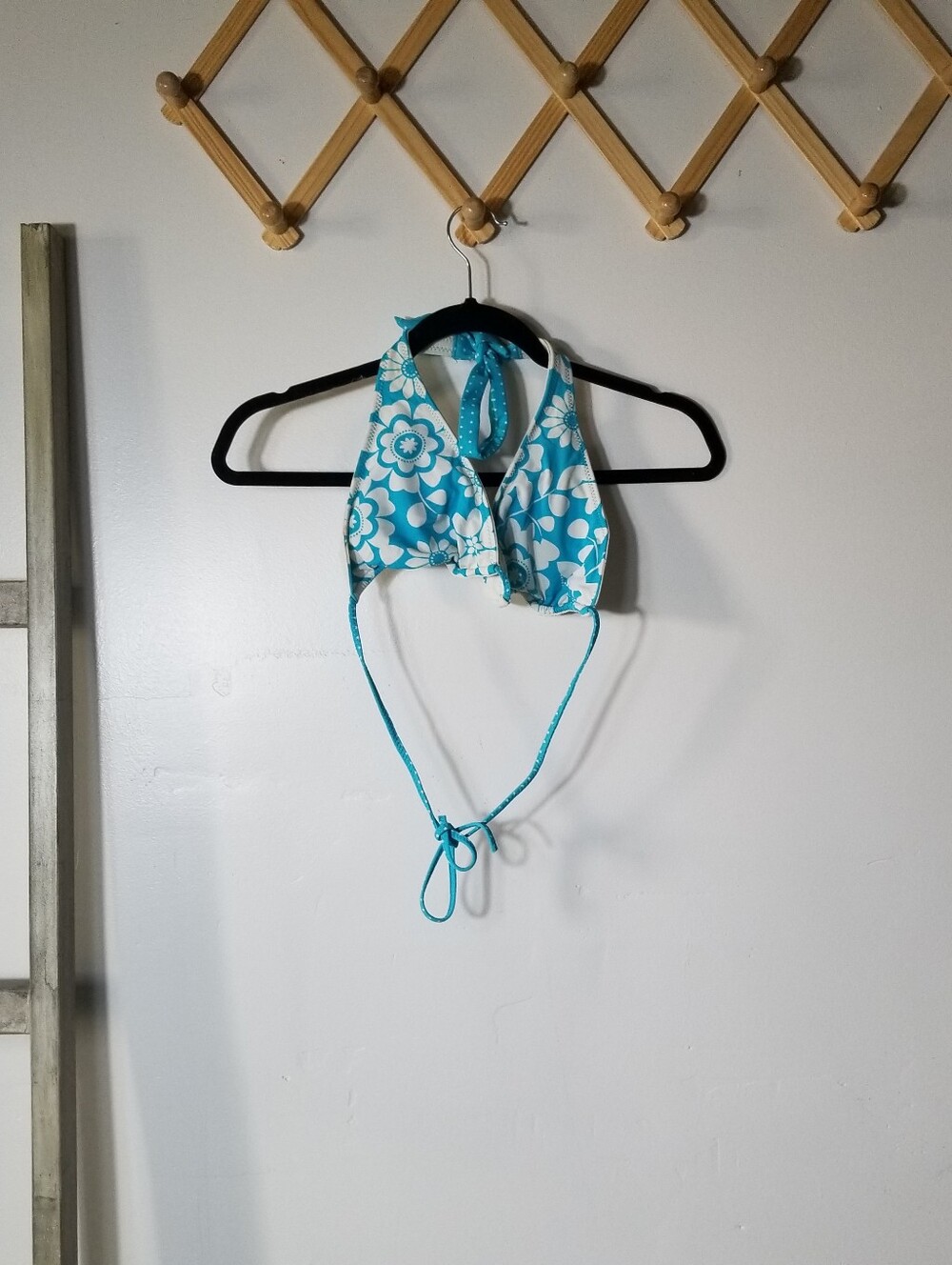 WOMEN'S BLUE AND WHITE BIKINI REVERSIBLE TOP ESTIMATED SIZE LARGE